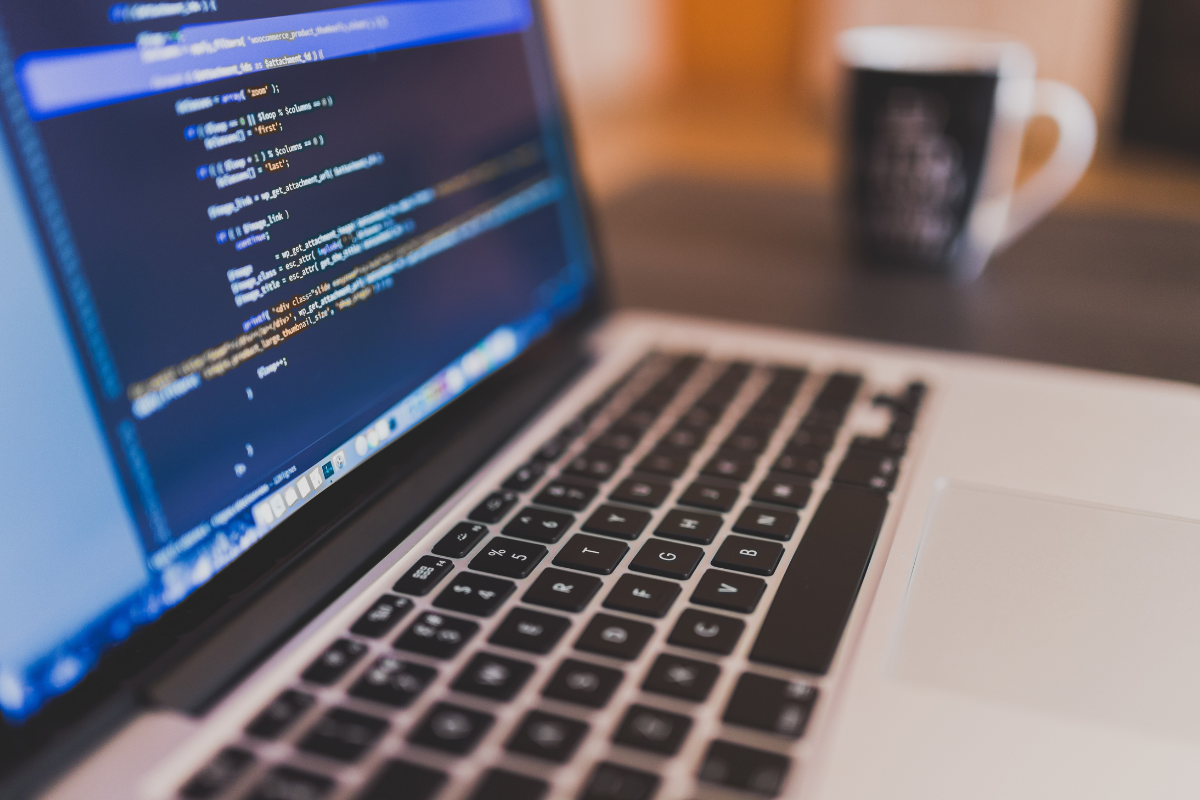 Szkolenie Frontend - laptop z kodem HTML, CSS, JavaScript